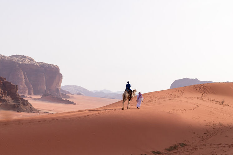 Das Wadi Rum betreten Sie ganz standesgemäß, auf einem Kamelrücken