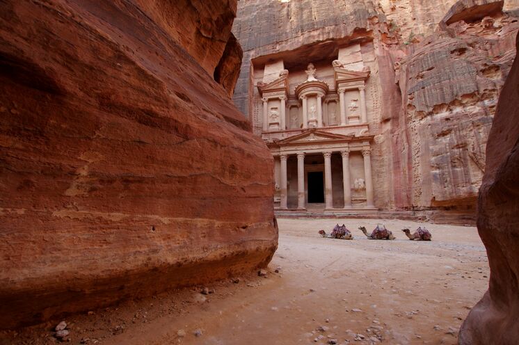 Neben dem bekannten Schatzhaus besuchen Sie auch unbekanntere Ecken in Petra