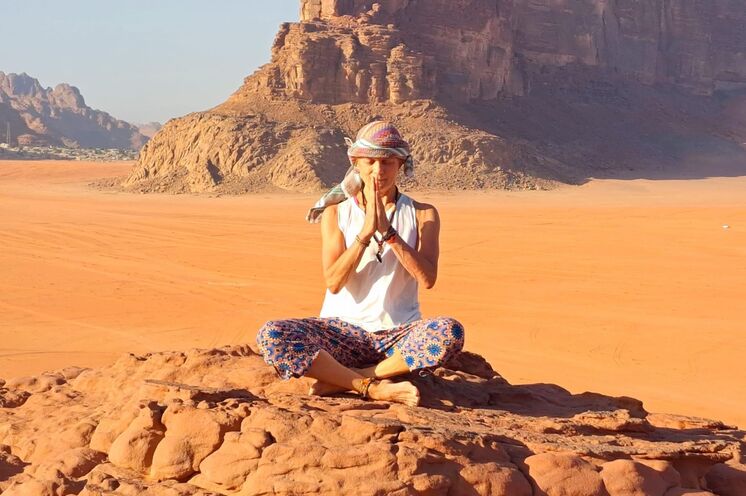 Die Stille der Wüste und die Bewegung des Yoga fügen sich perfekt ineinander.