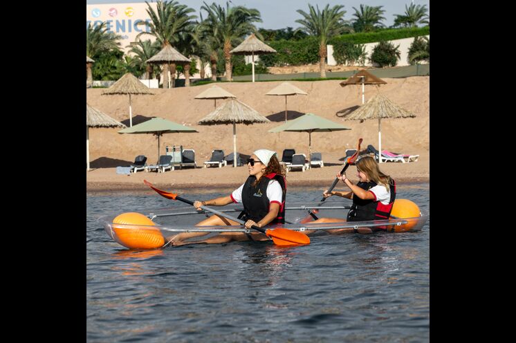 Am Tag in Aqabah können Sie den Strand genießen oder aktiv auf oder unter dem Wasser sein