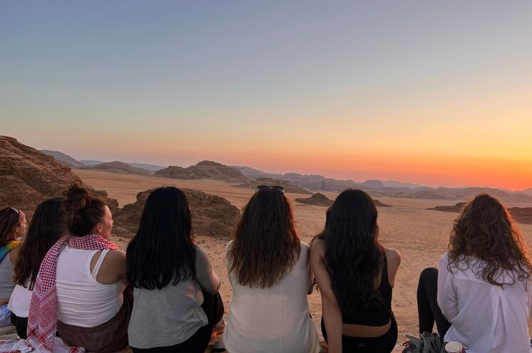 Die Wüste Wadi Rum ist nicht nur ein wunderbarer Ort für Yoga, es lohnt sich auch sie zu erkunden.