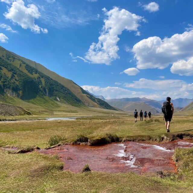 Rote Flüsse, blaue Seen und grüne Bergpässe – Wanderungen durch den Kaukasus direkt in mein Herz