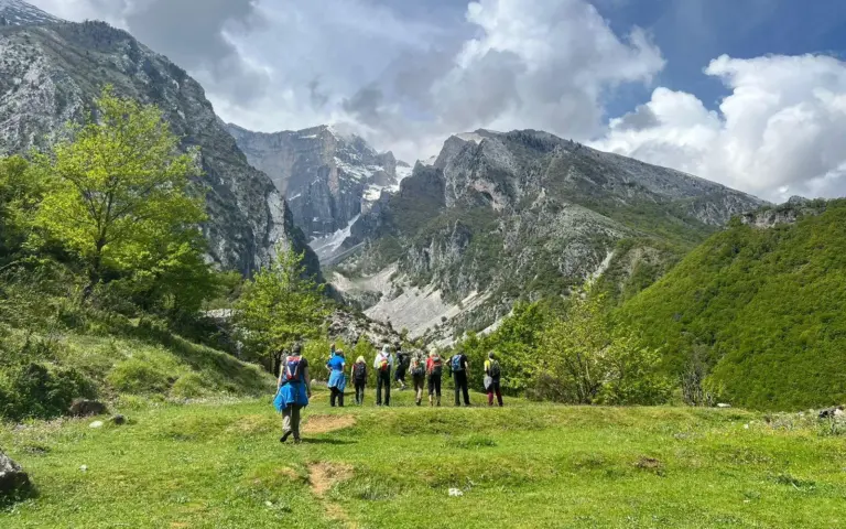 Unsere Gruppe genießt den albanischen Frühling beim Bergwandern im April