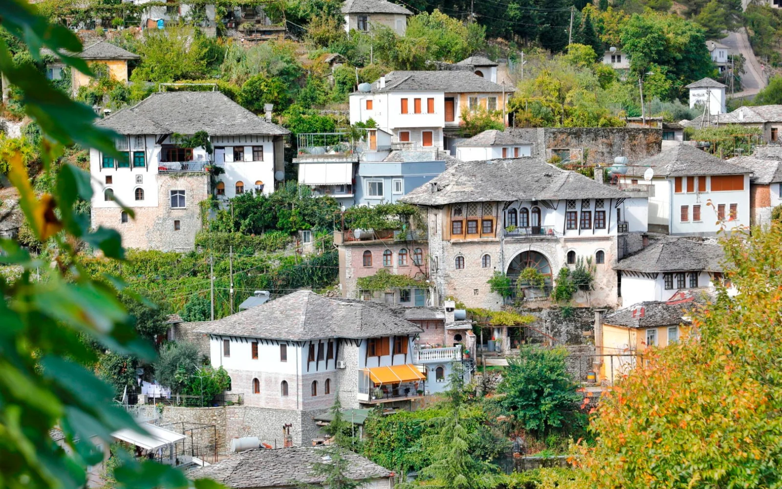 Im Anschluss an die Küste, geht es ins Landesinnere: Gjirokastra