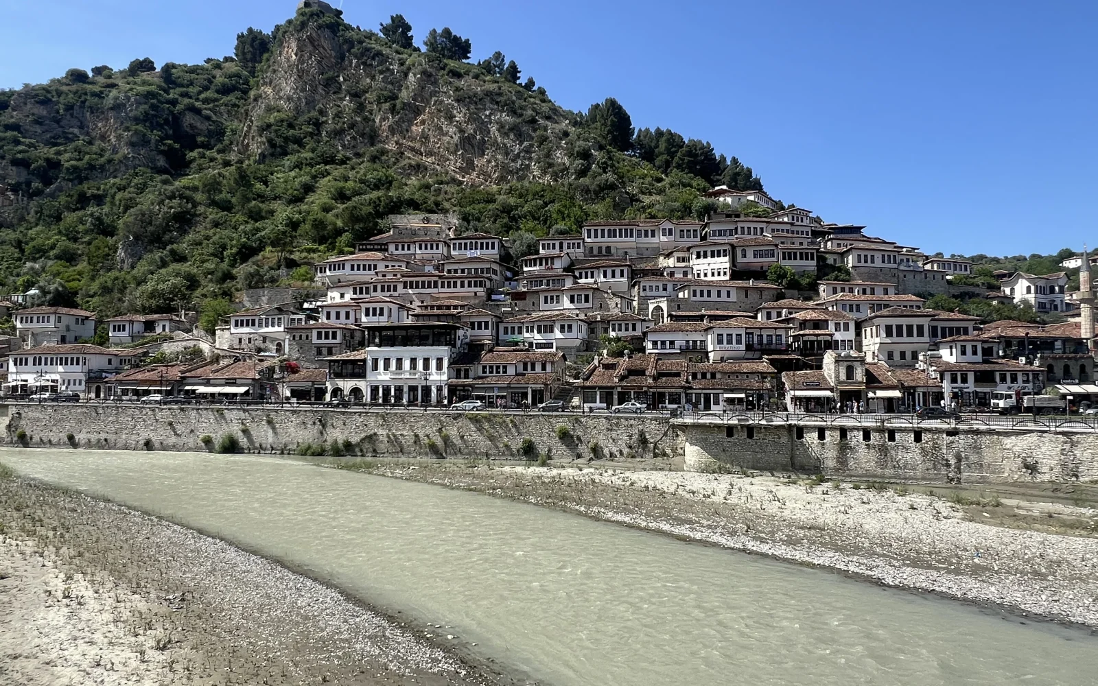 Berat, die Stadt der 1000 Fenster, ist malerisch gelegen...
