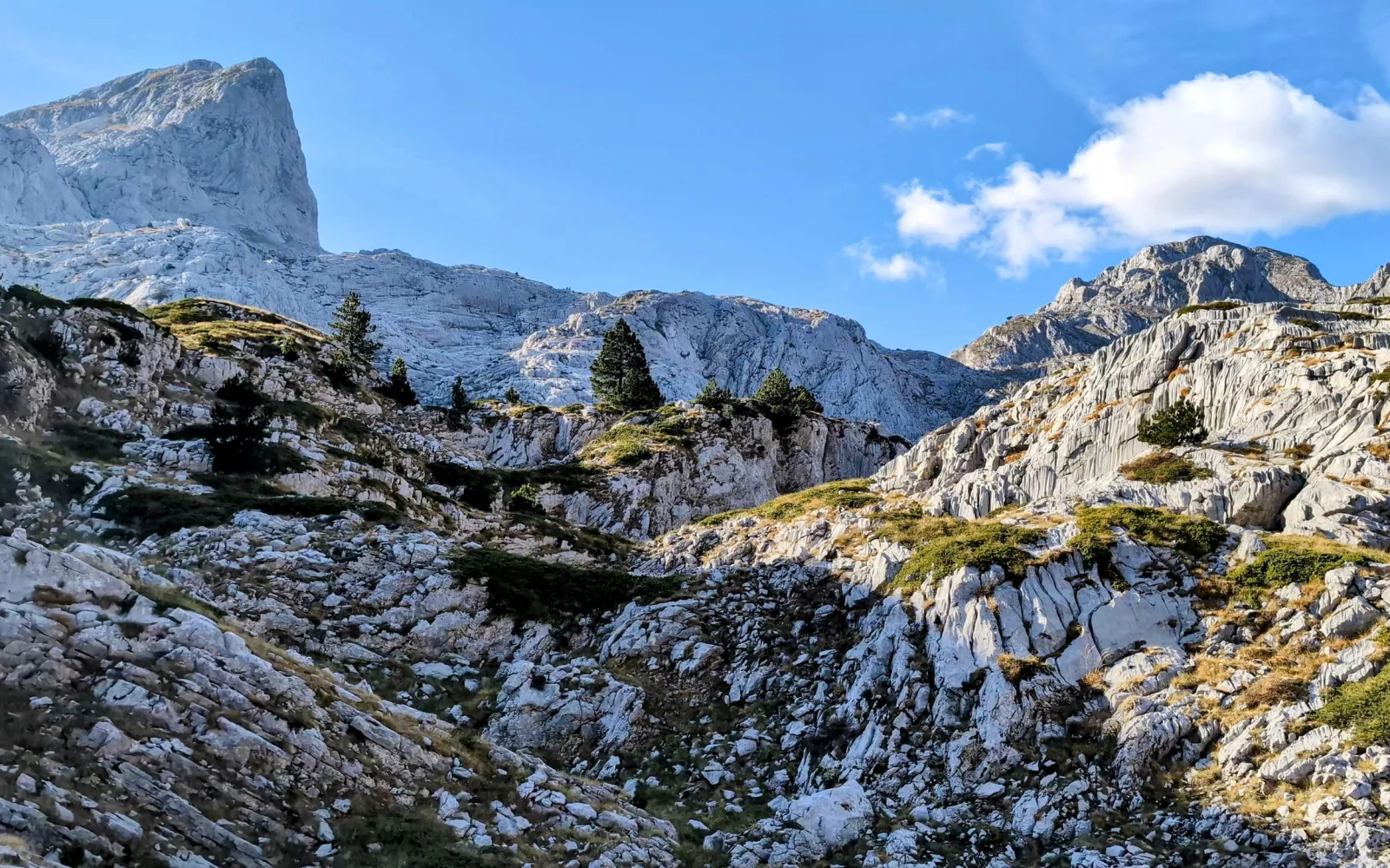 Auf schroffen Naturpfaden durch die felsigen Berge (Foto: Johannes Wirtz)