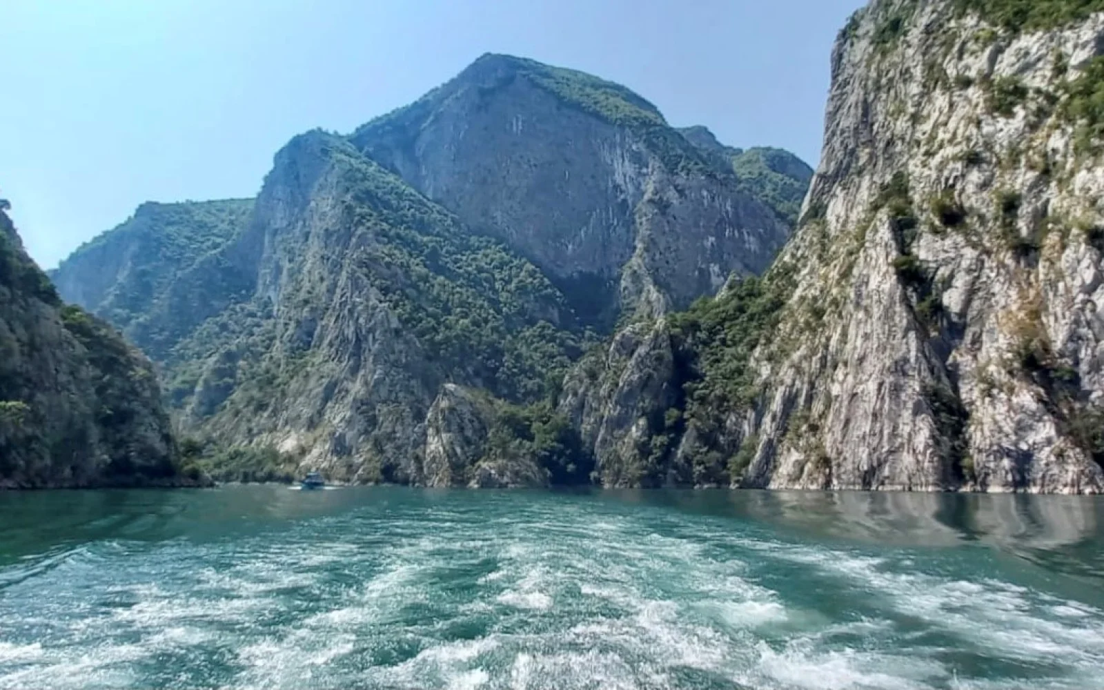 Per Fähre geht es über den Koman-Stausee