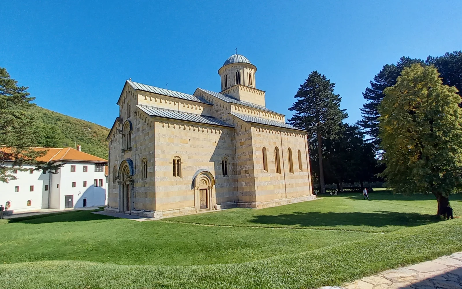 Im Kosovo besichtigen Sie das UNESCO-geschützte Dečani-Kloster