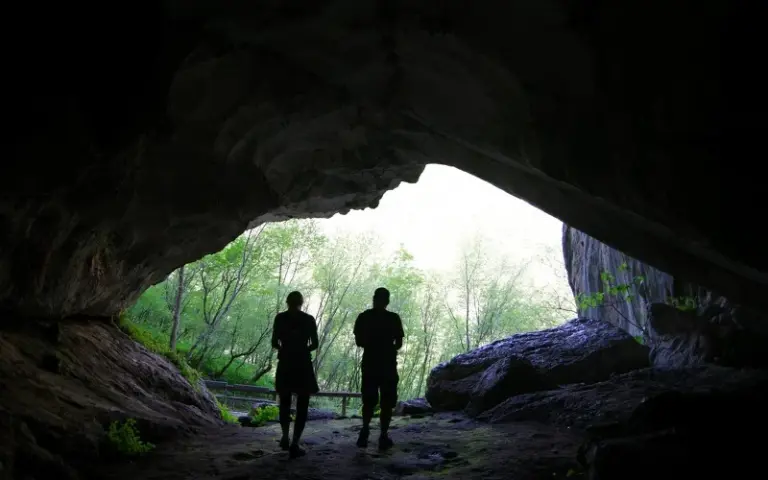 Höhle von Pullumbas und Stadtbummel in Tirana