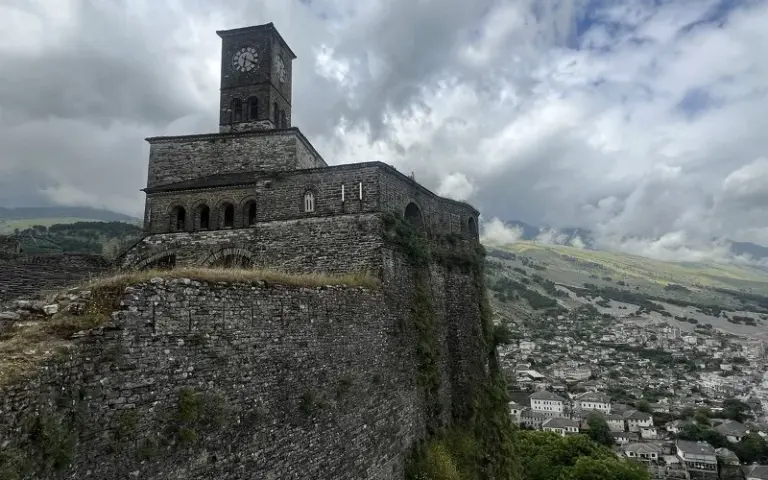 Entdeckungstour durch Gjirokastra, die Stadt der Steine 