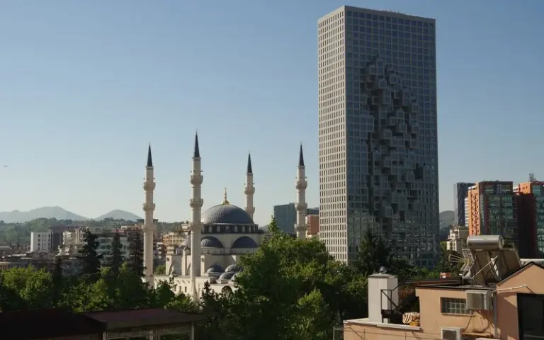 Lin und Tirana entdecken: Natur, See und Hauptstadtflair