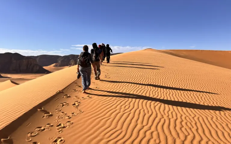 Zu Fuß durch die Dünenlandschaft des Tadrart