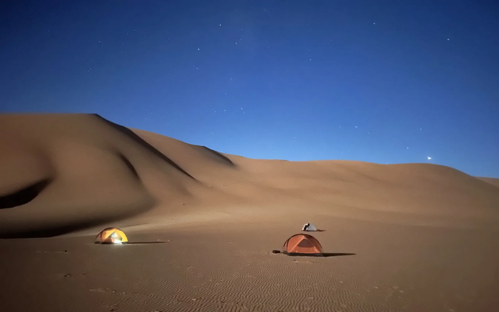 Camping unter dem unendlichen Sternenhimmel