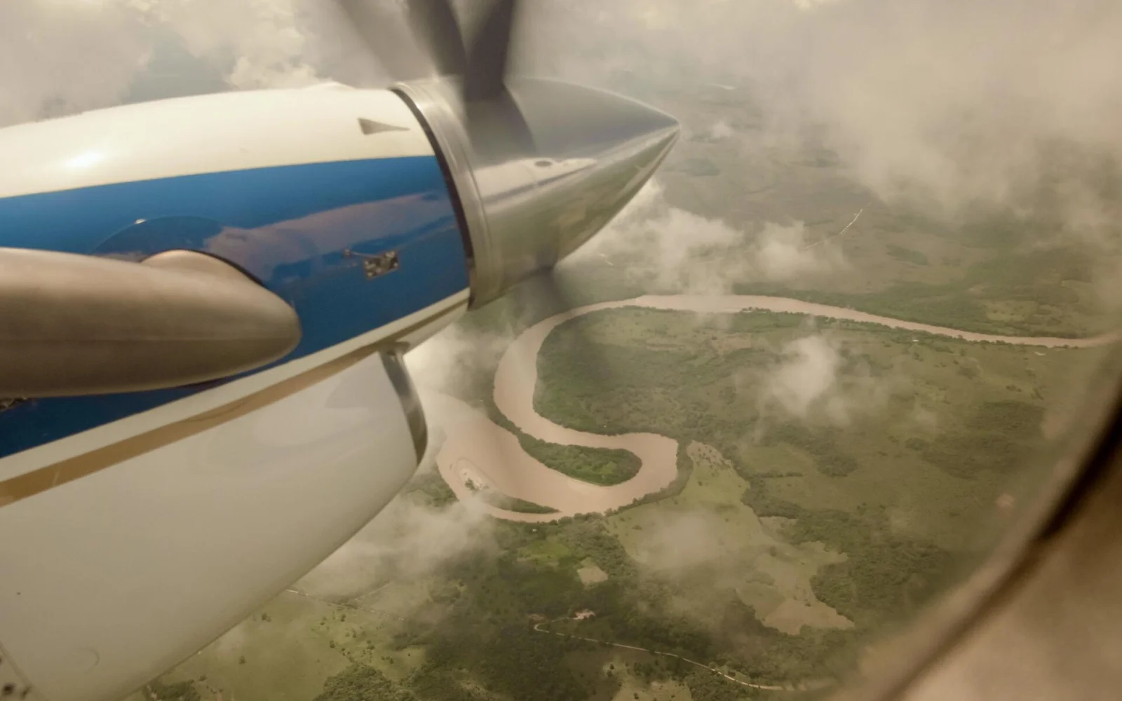 Mit dem Kleinflugzeug fliegen Sie direkt ins Herz des Amazonas