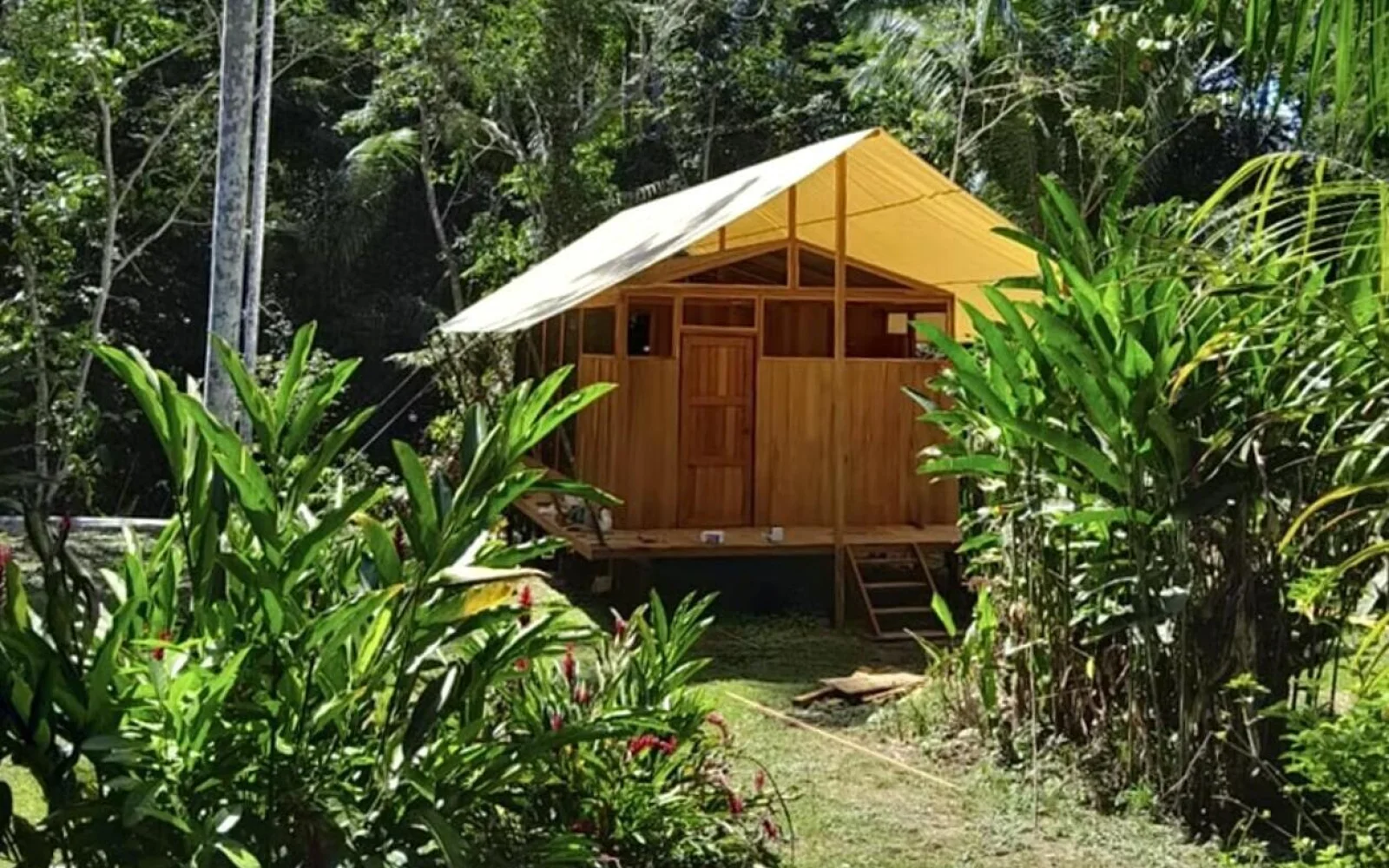 Naturnahe Übernachtung im Bungalow umgeben von üppiger Vegetation