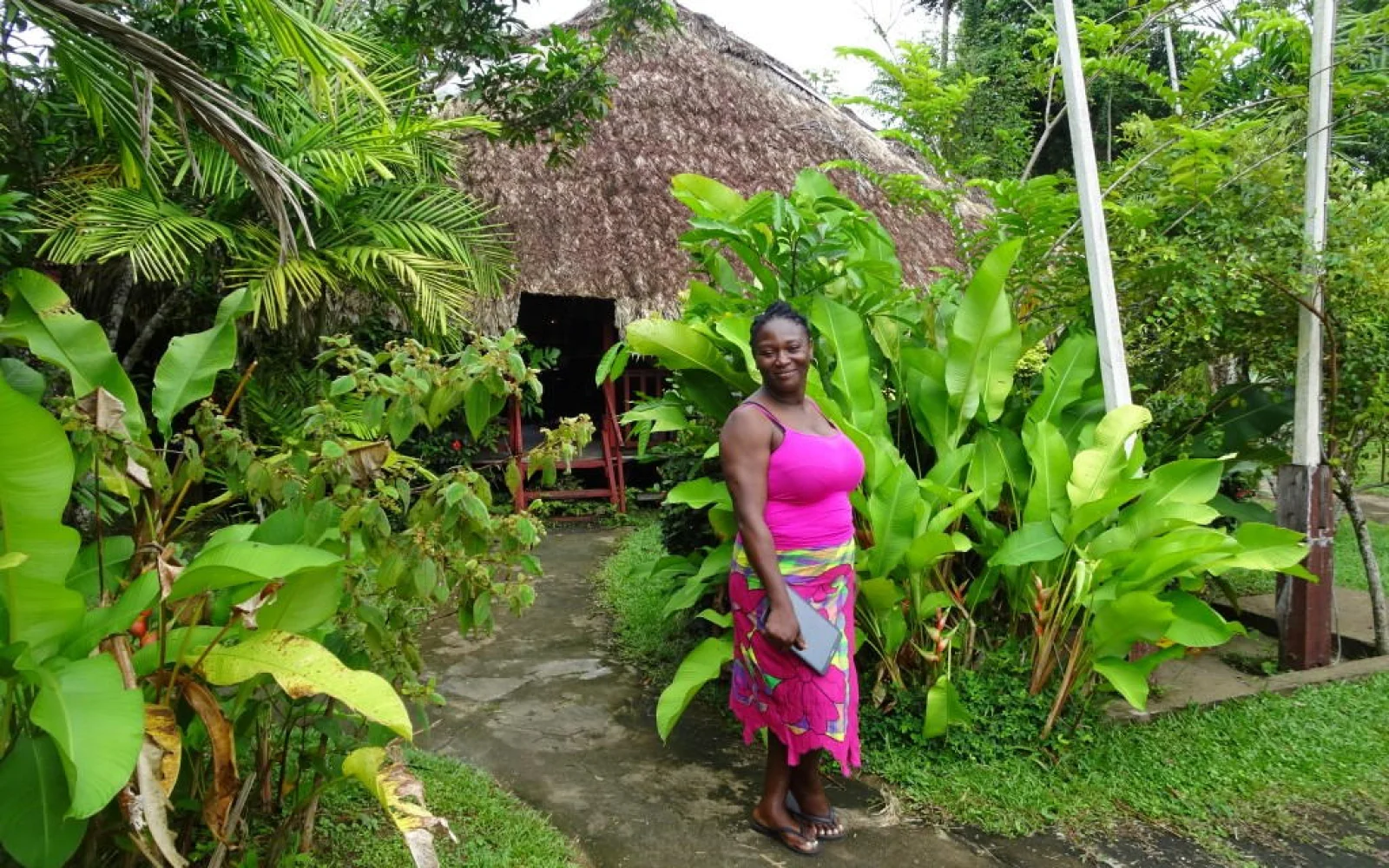 Am Suriname-Fluss Besuch des Gebiets der Maroons, einst geflohene Sklaven.