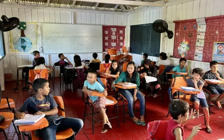 Kanutour, Besuch einer Schule und Rückfahrt nach Manaus