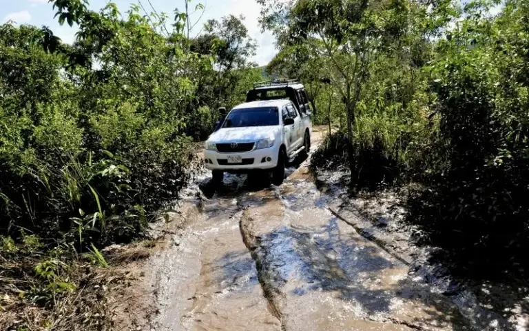 Abenteuerliche Fahrt durch dichten Regenwald bis nach Ecuador