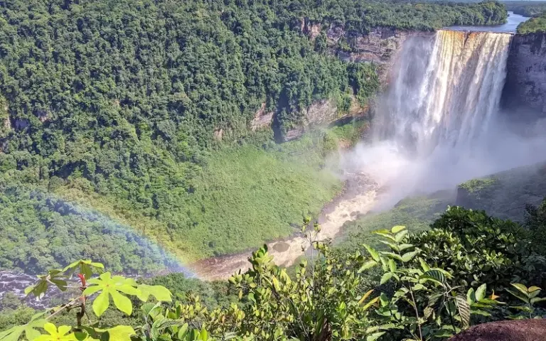 Per Propellermaschine zum Kaieteur-Wasserfall und zur ersten Öko-Lodge