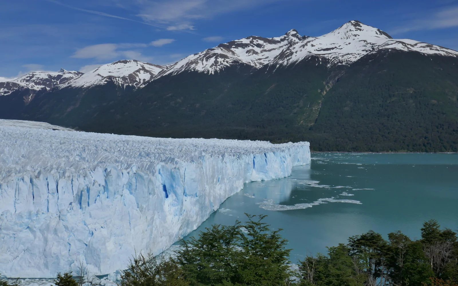 Eine Bootstour führt Sie nah an den Perito-Moreno-Gletscher heran