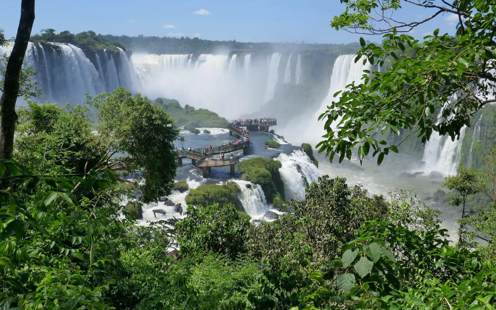 Iguazu-Wasserfälle: Spektakuläre Kullisse auf der argentinischen und brasilianischen Seite