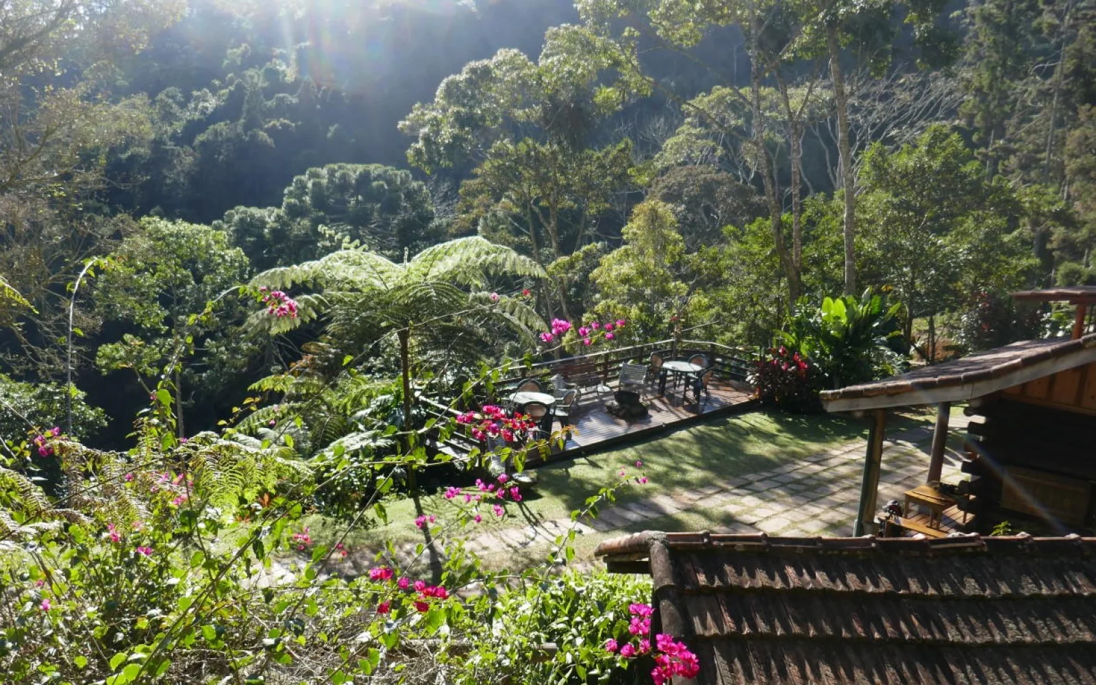Die Lodge befindet sich in atemberaubender Kulisse, Mitten im Regenwald und nicht weit entfernt von Rio