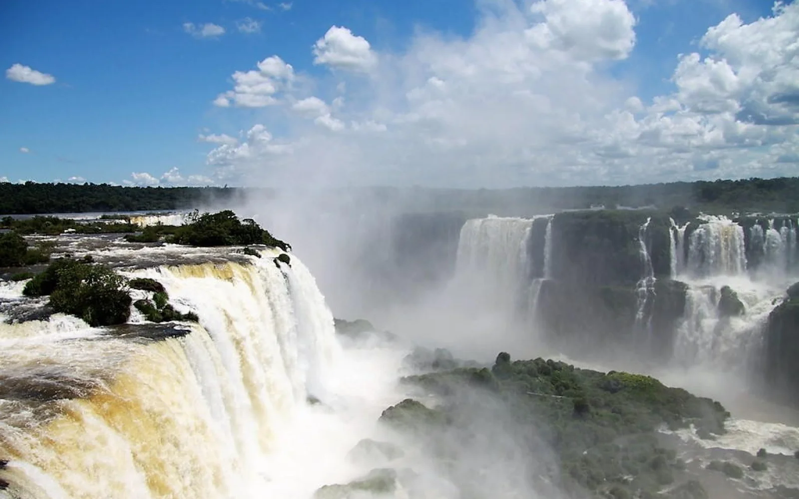 Blick  von der brasilianischen Seite auf die mächtigen Iguazú-Wasserfälle