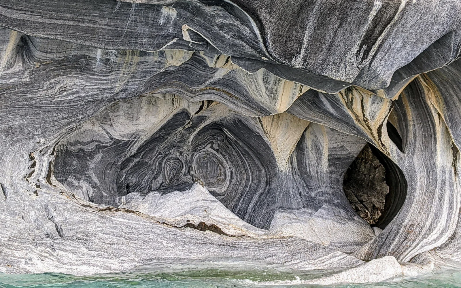 Atemberaubendes Naturphänomen in den Marmorhöhlen im Lago General Carrera