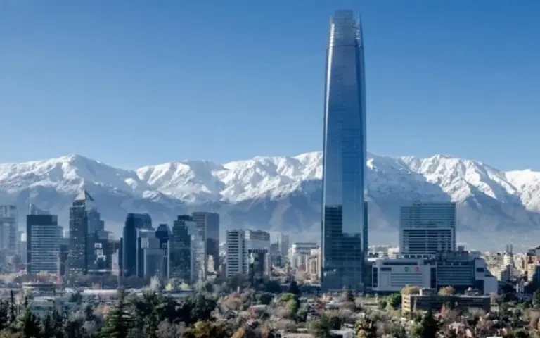 Flug nach Santiago mit Ankunft am nächsten Tag und Stadtrundgang