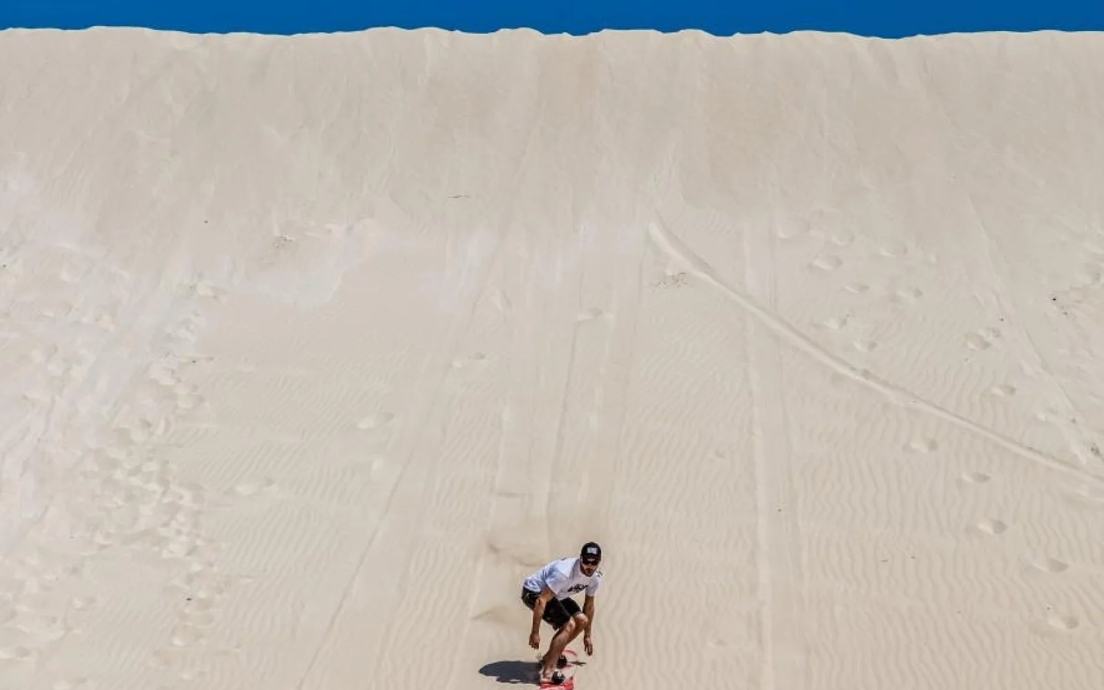 Wagemutige können in den Sanddünen bei Lancelin Sandboarding versuchen