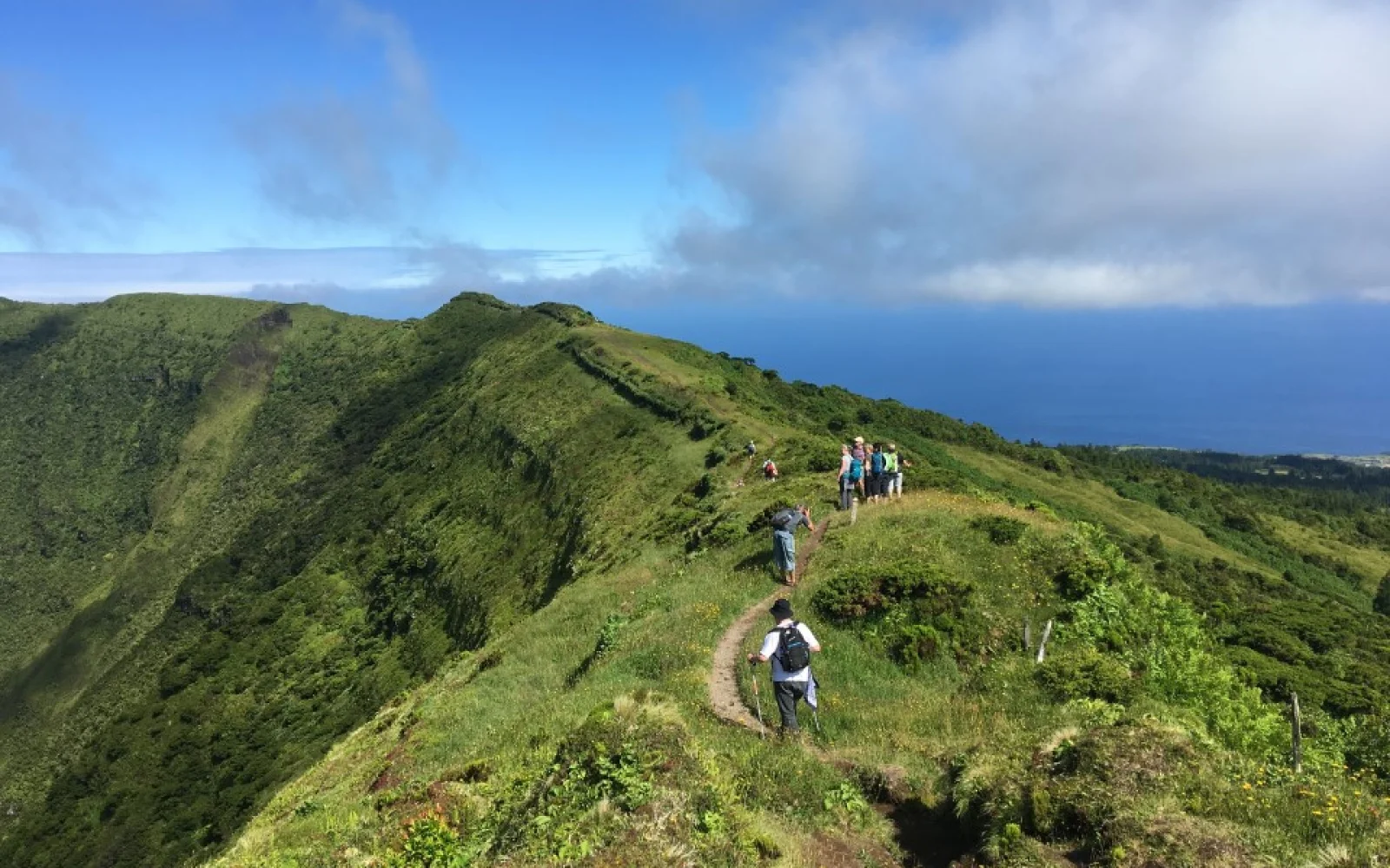 Wanderung entlang der beeindruckenden Caldeira do Faial.