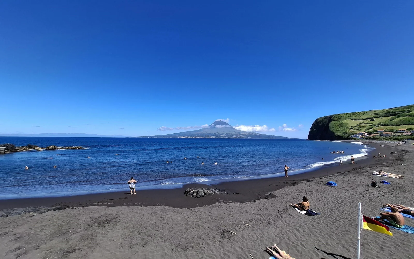 Der Strand von Almoxarife, einer der schönsten Strände auf Faial