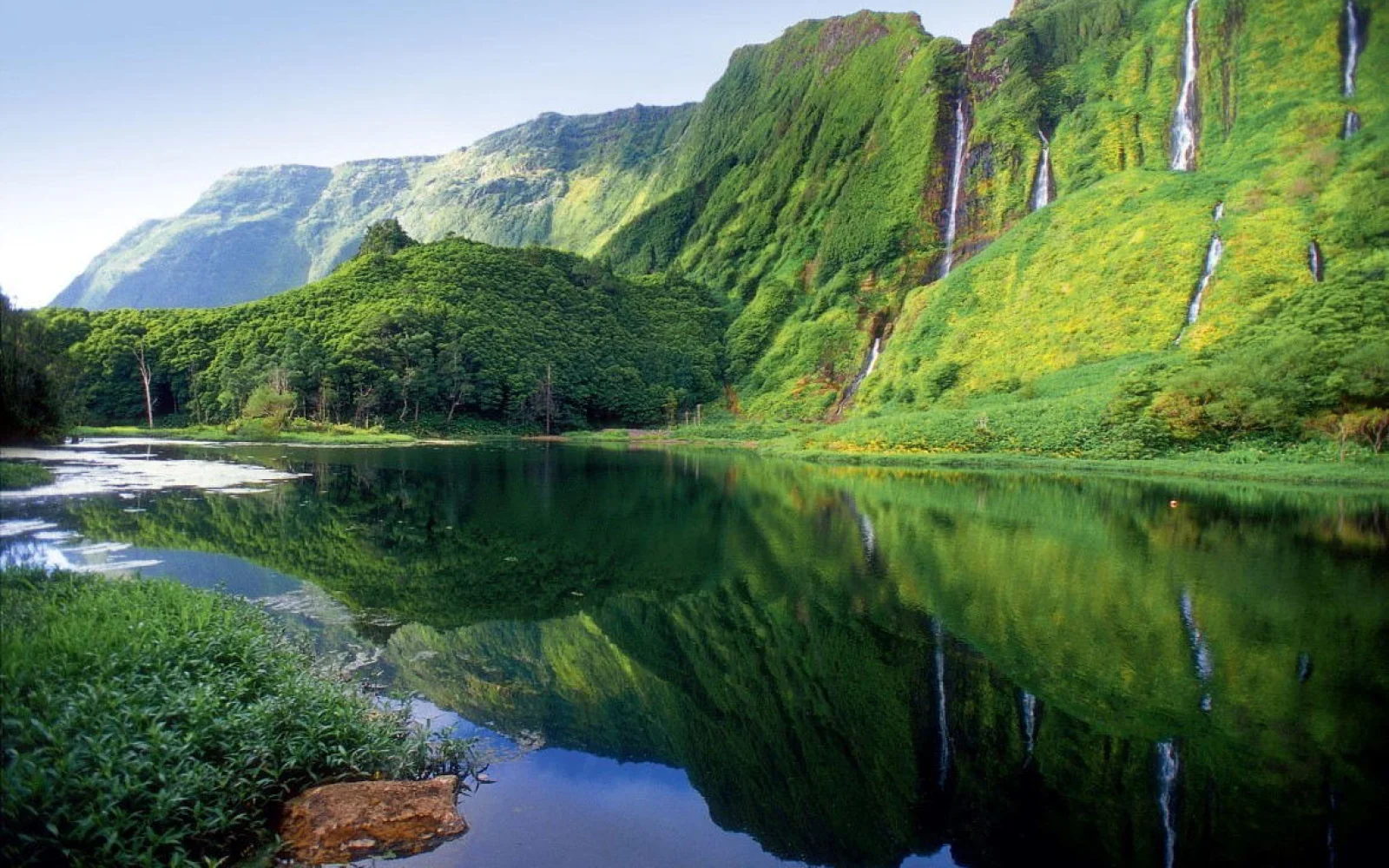 Verwunschene Landschaften zeichnen die Insel Flores aus:  hier der Kratersee Patas