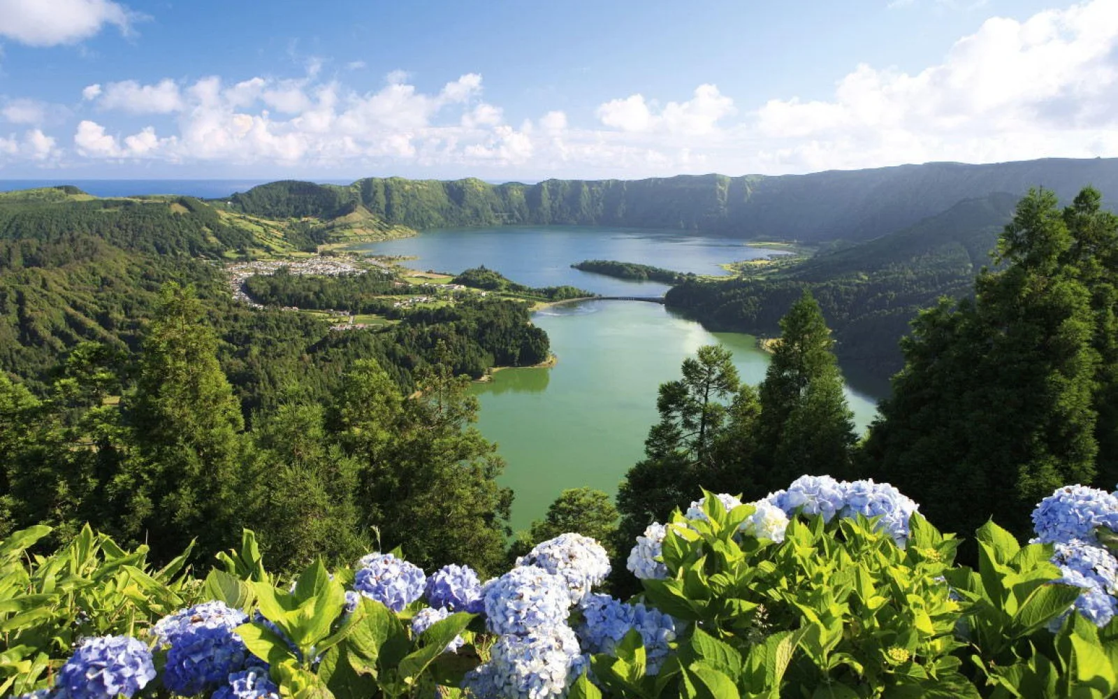 Der riesige Kraterkomplex Sete Cidades zählt zu den sieben Naturwundern Portugals