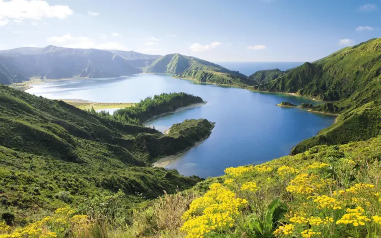 Ebenfalls beeindruckend – der Lagoa do Fogo im Inselinneren Ebenfalls beeindruckend - der Lagoa do Fogo im Inselinneren