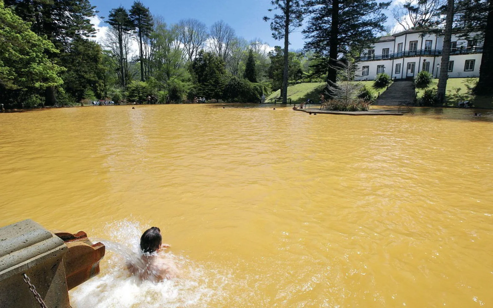 Die Thermalquellen im "Terra Nostra"-Park laden zum Baden ein