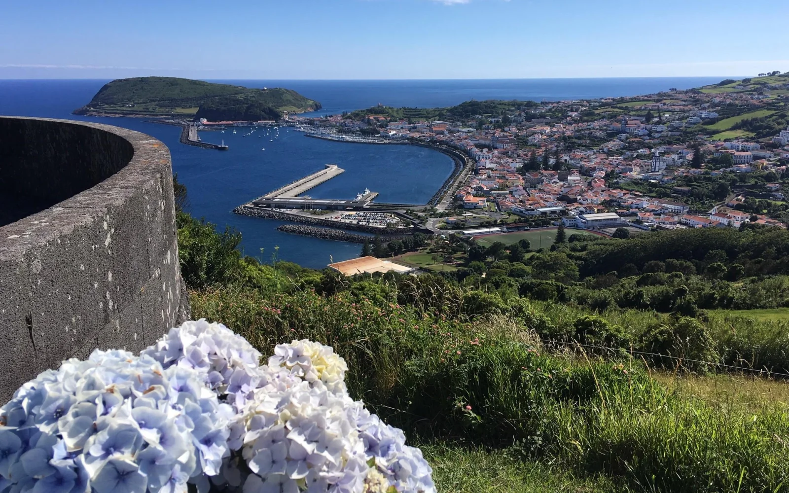 Mit der Fähre erreicht man von Pico bequem die Nachbarinsel Faial