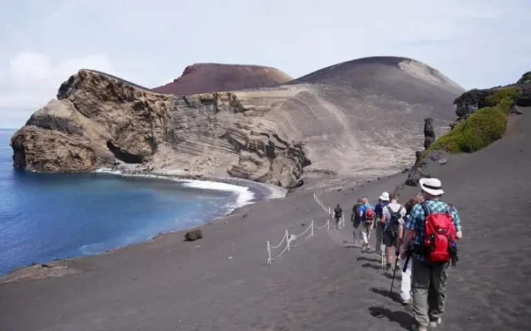 Wanderung zum jüngsten Vulkan der Azoren und Bademöglichkeit