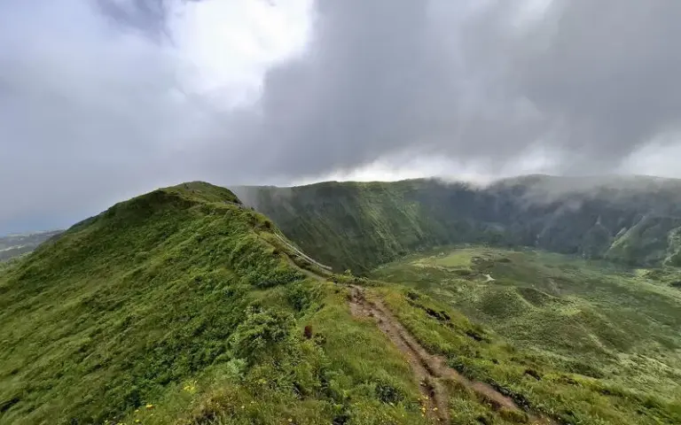 Wanderung entlang der Caldeira do Faial und Strand von Almoxarife