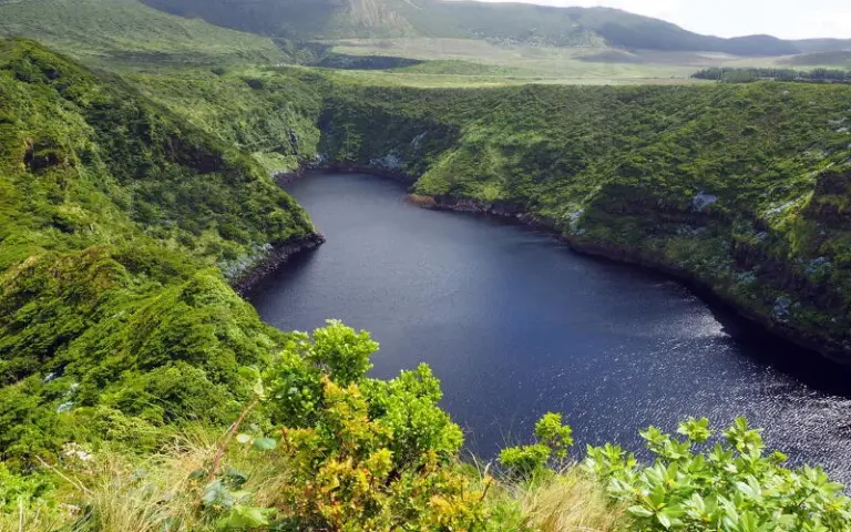 Zu Fuß von den Lagunen im Inselinneren an die Küste nach Fajã Grande