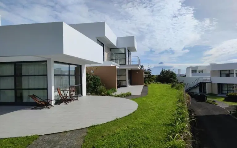 Flug nach Faial und Fährüberfahrt auf die Nachbarinsel São Jorge