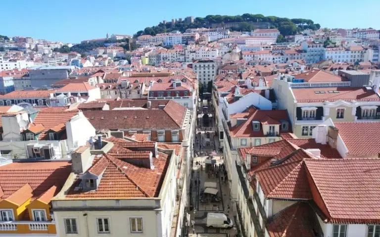 Flug nach Lissabon und Zwischenübernachtung in Portugals Hauptstadt