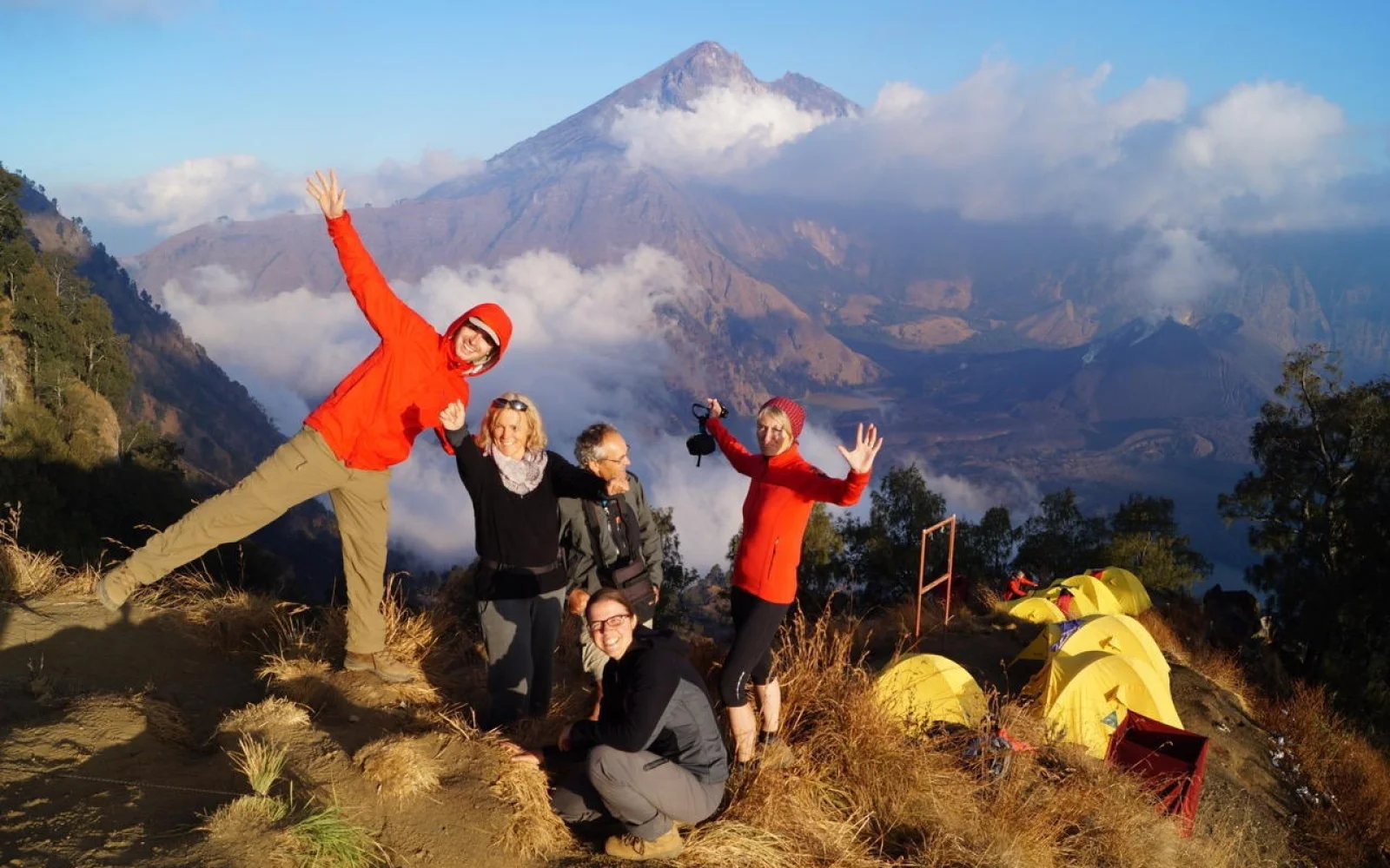Erster spektakulärer Ausblick vom Camp auf den Gipfel des Rinjani