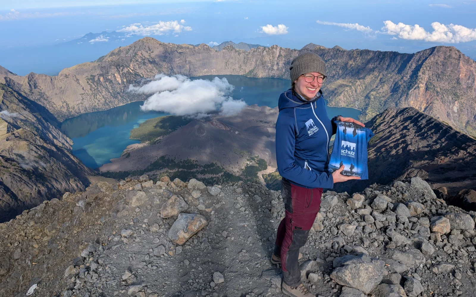 Geschafft! Spektakulärer Ausblick vom Vulkangipfel des Rinjani (Foto Y. G.)