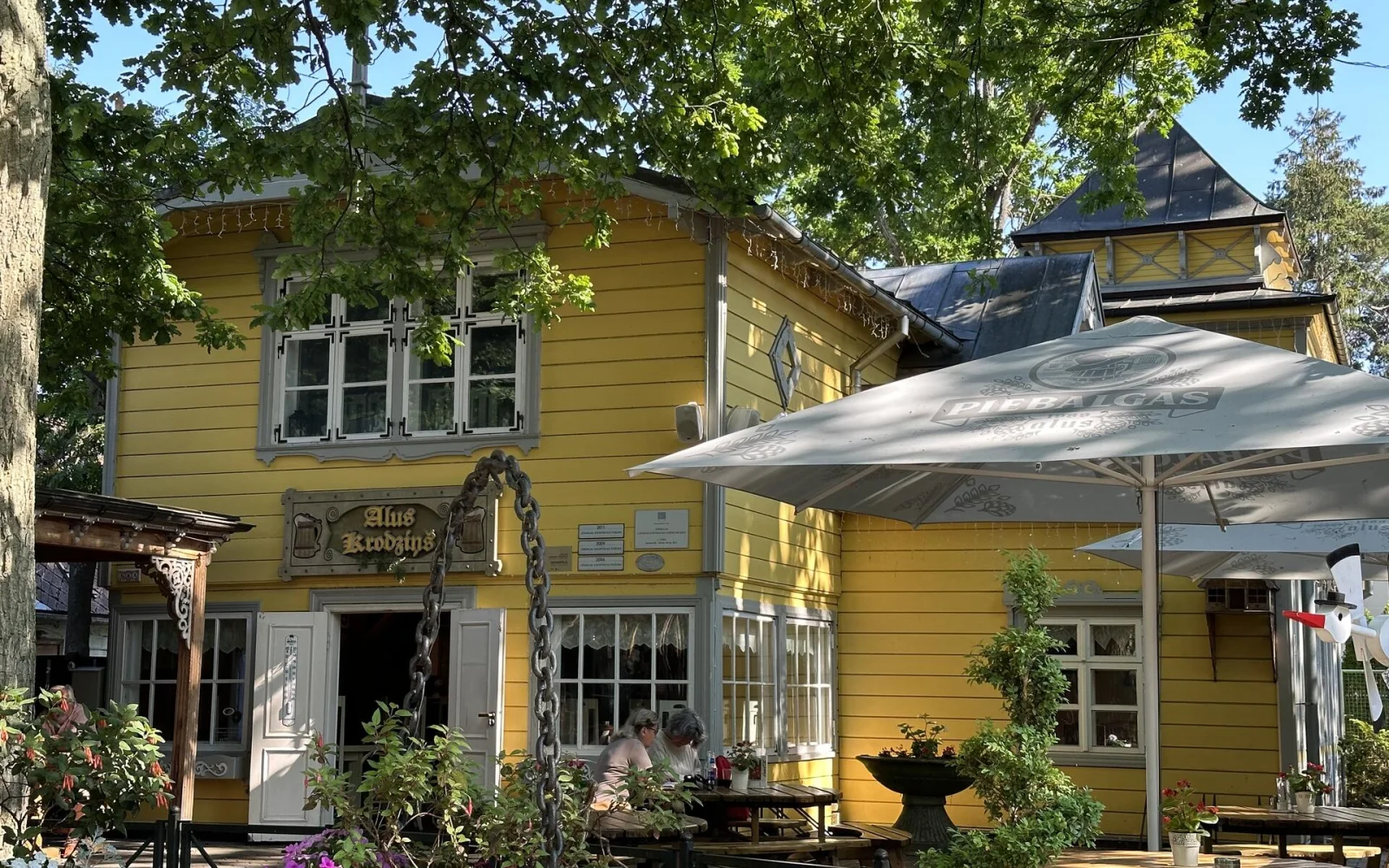 Holzhäuser mit Caféhaus-Flair bei Riga