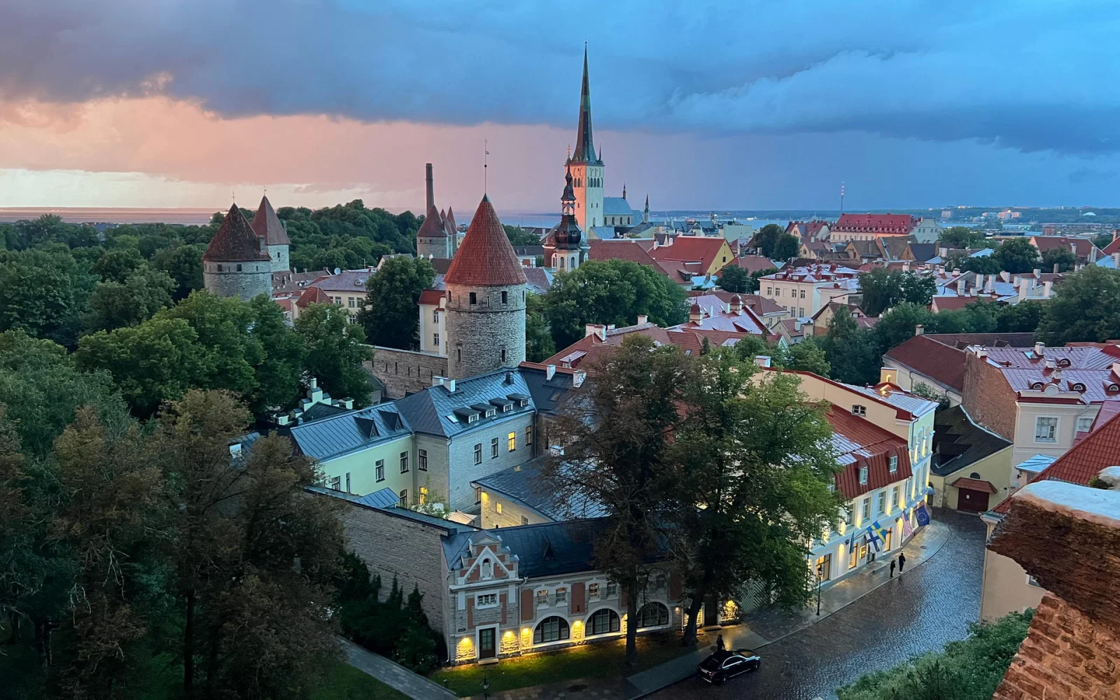Die Reise beginnt und endet im mittelalterlichen und zugleich modernen Tallinn.(Foto: Daniel Zipper)