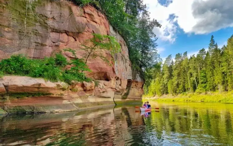 Kajaktour auf dem Gauja-Fluss und Weinverkostung