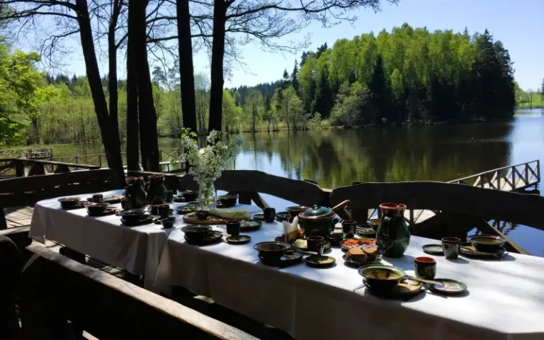 Fahrt nach Plateliai, Museumsbesuch und traditionelles Abendessen