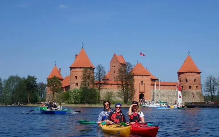 Fahrt nach Trakai mit Kajaktour auf dem See und Weiterfahrt nach Vilnius