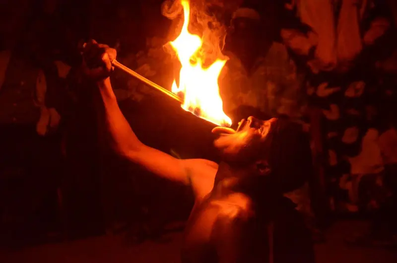 Beeindruckender Feuertanz der Voodoosi in Sokodé